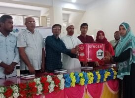 সাপাহারে ৩ মাস প্রশিক্ষণ সহ ১৫ অসচ্ছল নারীকে সেলাই মেশিন দিল বসুন্ধরা শুভসংঘ