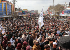 পাকিস্তানের বিরুদ্ধে আফগানদের বিক্ষোভ, সেনাদের পরালেন ফুলের মালা