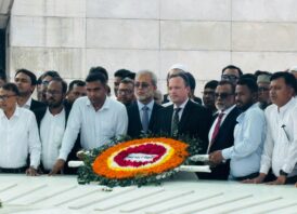 জিয়াউর রহমান ও খালেদা জিয়ার কবরে অ্যাটর্নি জেনারেলের শ্রদ্ধা নিবেদন