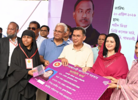 বগুড়ায় ফ্যামিলি কার্ড বিতরণ করলেন প্রধানমন্ত্রী