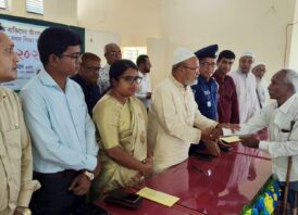 সাপাহারে ক্ষুদ্র নৃ-গোষ্ঠী ও শিক্ষার্থীদের মাঝে নগদ অর্থ বিতরণ