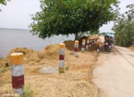 ঐতিহ্যবাহী জবাই বিলের সড়কের উপর থেকে খড়ের গাদা সরানো দরকার