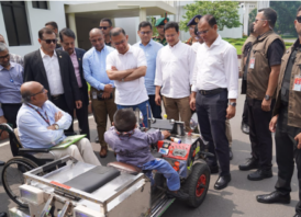 কলেজ শিক্ষার্থী ওয়াকিমুলের তৈরি স্মার্ট কারে চড়লেন প্রধানমন্ত্রী