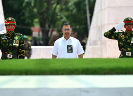 শাহাদাত বার্ষিকীতে রাষ্ট্রপতি জিয়াউর রহমানের কবরে প্রধানমন্ত্রীর শ্রদ্ধা