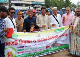 সাপাহারে মুক্ত স্কাউটের উদ্যোগে তৃষ্ণার্তদের মাঝে শরবত বিতরণ