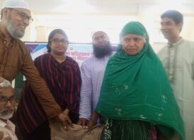 সাপাহারে প্রাকৃতিক দুর্যোগে ক্ষতিগ্রস্তদের মাঝে চাল বিতরণ