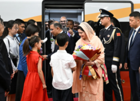 বেইজিংয়ে প্রধানমন্ত্রীকে লাল গালিচা সংবর্ধনা