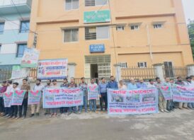 টানা ৫ম দিনের মতো চলমান আন্দোলনে অবরুদ্ধ বরিশাল বিভাগীয়(স্বাস্থ্য) কার্যালয়