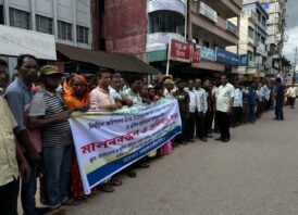 নির্বাচন দ্রুত আয়োজনের দাবিতে চা শ্রমিকদের মানববন্ধন