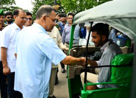 জুলাই যোদ্ধাদের সিএনজি অটোরিকশা ও রিকশা উপহার দিলেন প্রধানমন্ত্রী তারেক রহমান