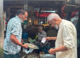 প্রটোকল ছাড়াই মাছের বাজারে মন্ত্রী আরিফুল হক চৌধুরী