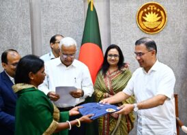 বৃষ্টিতে আর ভিজতে হবে না চা শ্রমিকদের, প্রধানমন্ত্রীর রেইনকোট উপহার