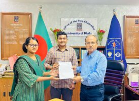 তামাকবিরোধী জোটের পক্ষ থেকে ঢাবি উপাচার্যকে দুটি চিঠি হস্তান্তর