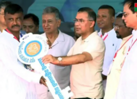 বাঁশখালীতে বন্যায় ক্ষতিগ্রস্তদের হাতে নতুন ঘরের চাবি তুলে দিলেন প্রধানমন্ত্রী