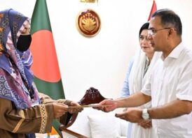 শহিদ দুই সেনাসদস্যের পরিবারের হাতে প্রধানমন্ত্রীর আর্থিক সহায়তার চেক